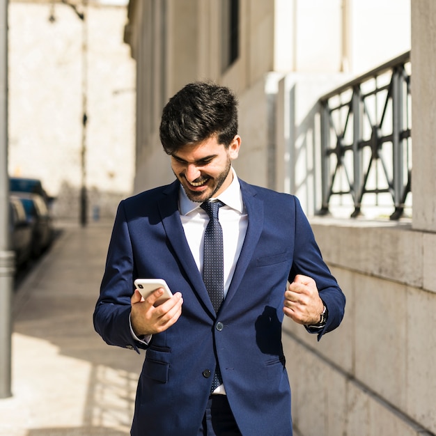 Hombre de negocios usando su smartphone