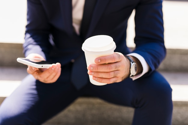 Hombre de negocios usando su smartphone