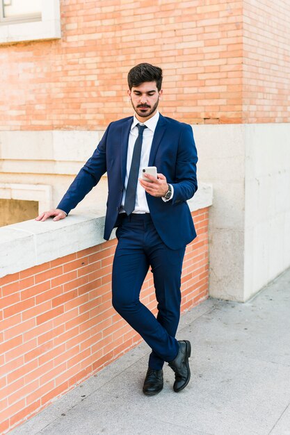 Hombre de negocios usando su smartphone