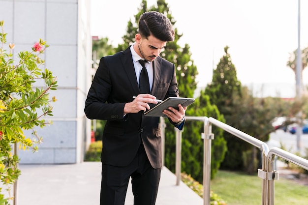 Foto gratuita hombre de negocios usando su tablet