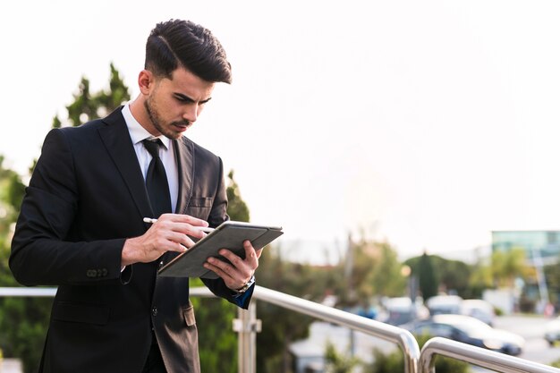 Hombre de negocios usando su tablet