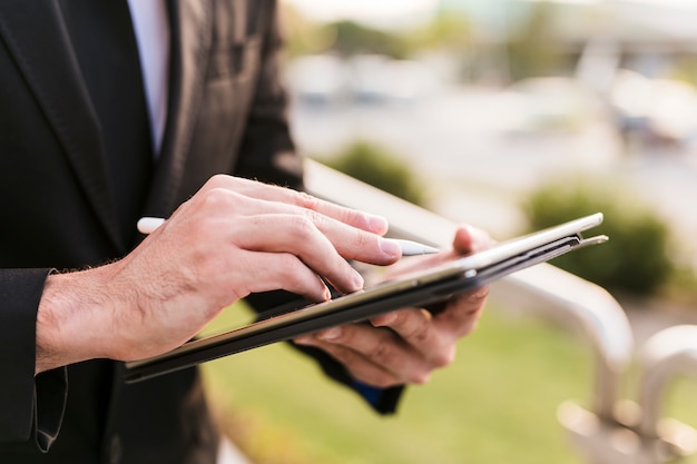 Hombre de negocios usando su tablet