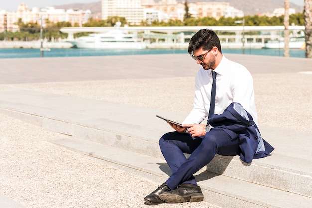 Hombre de negocios usando su tablet