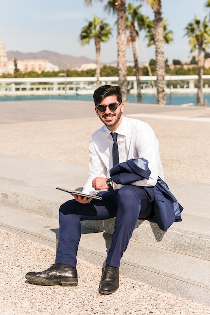 Hombre de negocios usando su tablet