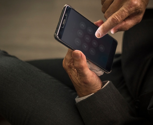 Hombre de negocios usando su teléfono móvil