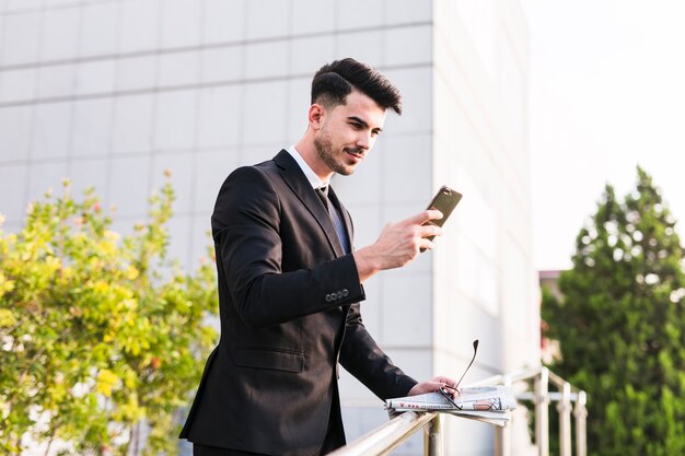 Hombre de negocios usando su teléfono