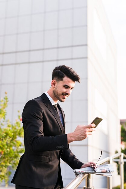 Foto gratuita hombre de negocios usando su teléfono