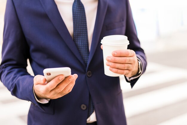 Hombre de negocios usando su teléfono