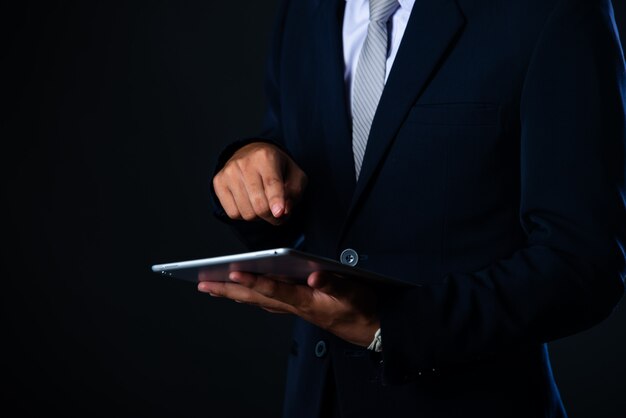 Hombre de negocios usando tableta analizando datos de ventas y gráfico de gráfico de crecimiento económico, Tecnología