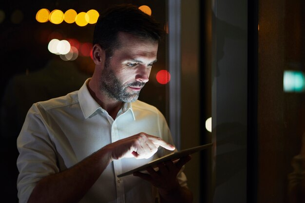 Hombre de negocios usando una tableta en su oficina