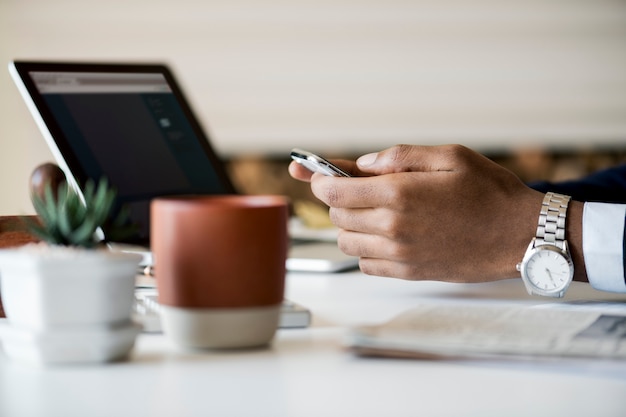 Hombre de negocios usando el teléfono móvil en el trabajo