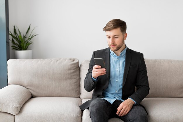 Foto gratuita hombre de negocios usando el teléfono