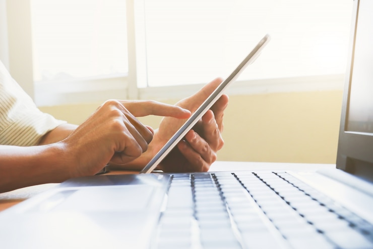 Foto gratuito hombre de negocios utilizando la tableta para conectarse en línea.