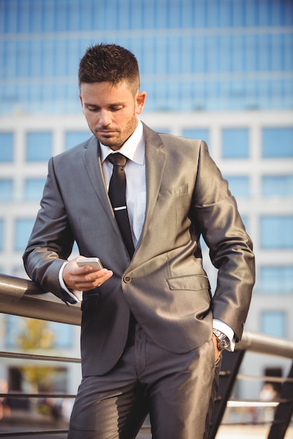 Foto gratuita hombre de negocios, utilizar, teléfono móvil