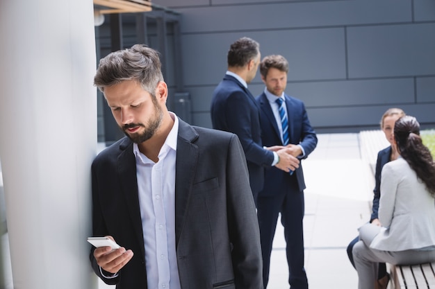 Hombre de negocios, utilizar, teléfono móvil