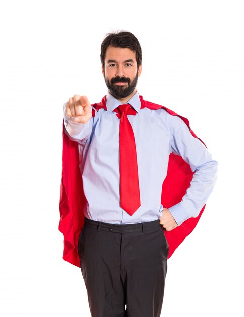 Hombre de negocios vestido como superhéroe apuntando al frente
