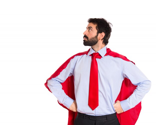 Hombre de negocios vestido como superhéroe orgulloso de sí mismo