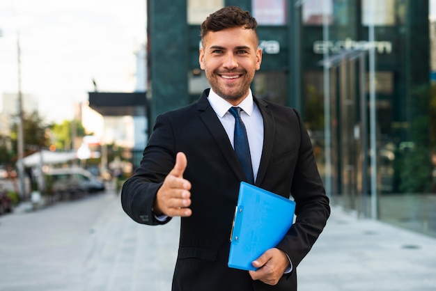 Foto gratuita hombre de negocios de vista frontal quiere estrechar la mano