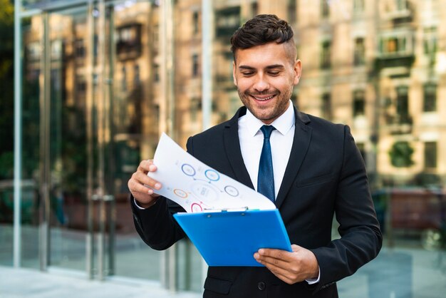 Hombre de negocios, vista frontal, sonriente