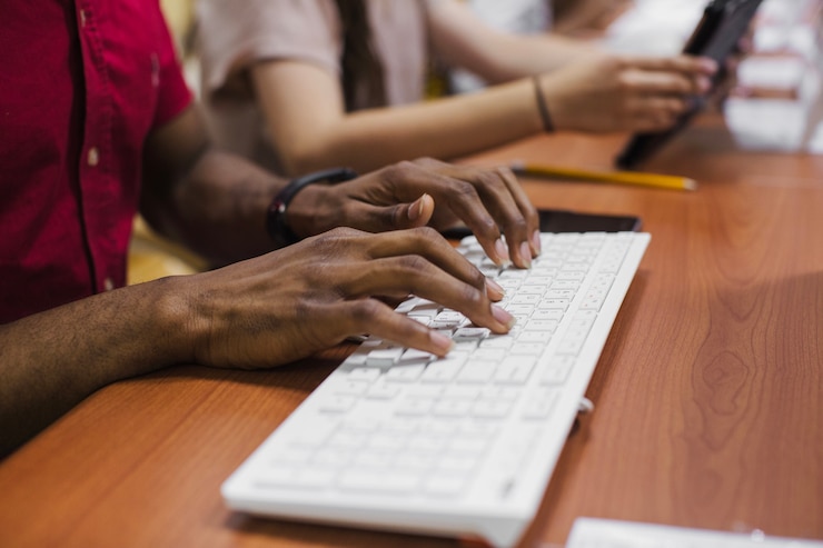 Foto gratuito hombre negro anónimo escribiendo