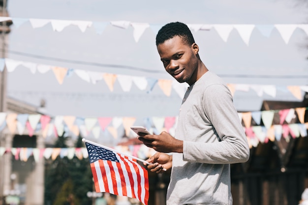 Hombre negro en la celebración del día de la independencia