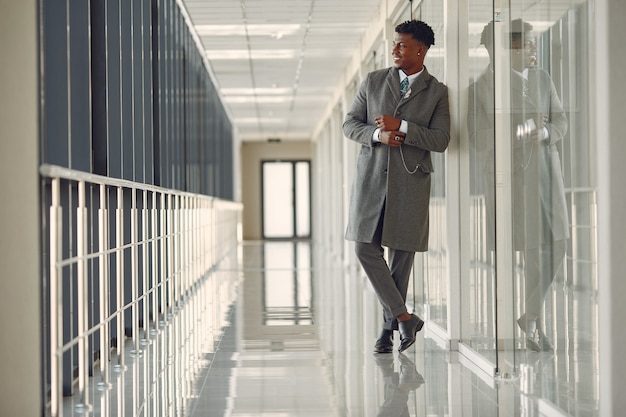 Hombre negro elegante en la oficina