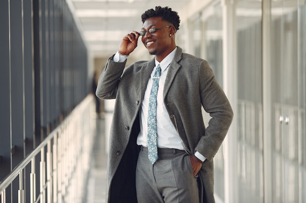 Hombre negro elegante en la oficina