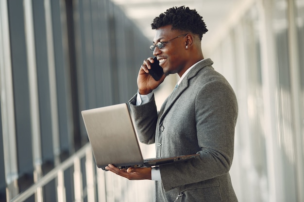 Hombre negro elegante en la oficina