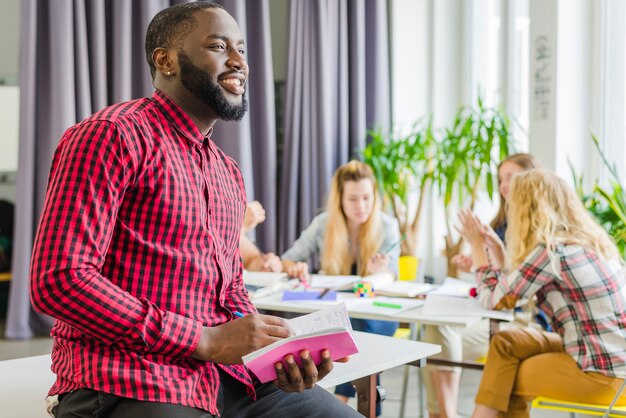 Hombre negro con el equipo en la oficina