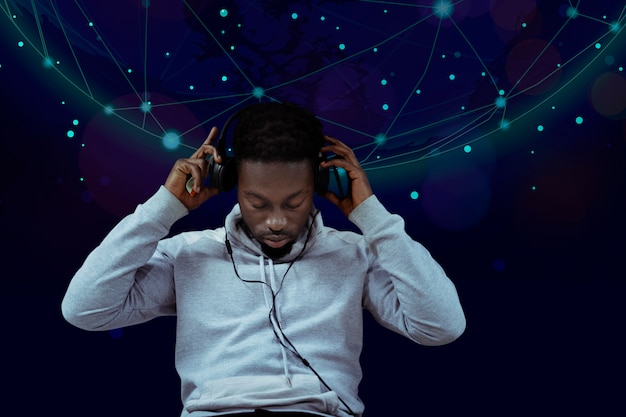 Hombre negro escuchando musica