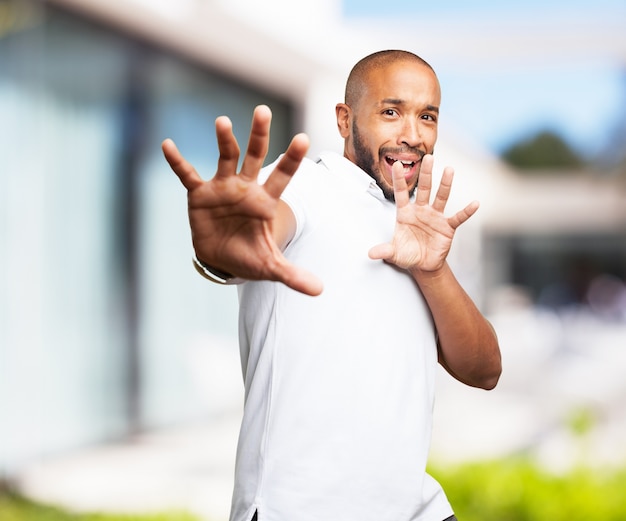 hombre negro expresión de preocupación