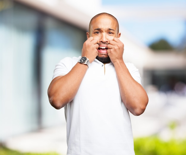 hombre negro expresión de preocupación