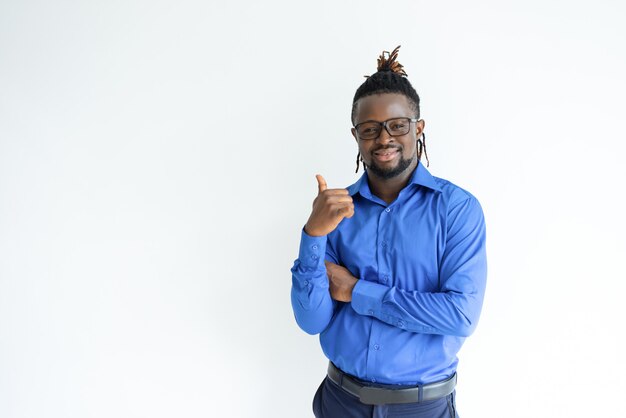 Hombre negro feliz que muestra el pulgar hacia arriba y mirando a la cámara