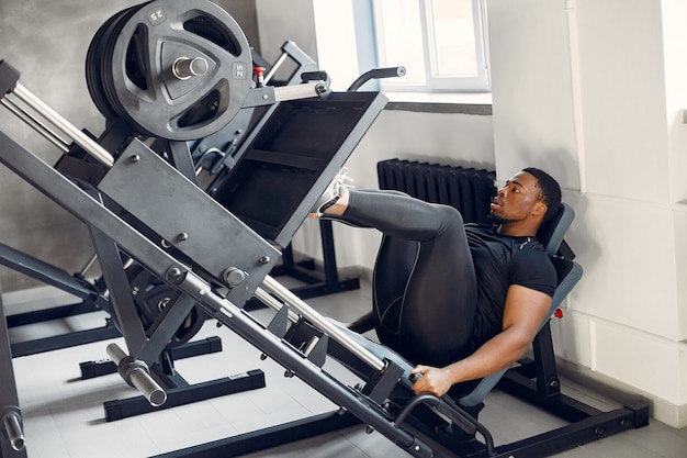 Un hombre negro guapo se dedica a un gimnasio