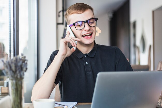 Foto gratuita hombre en negro hablando por teléfono