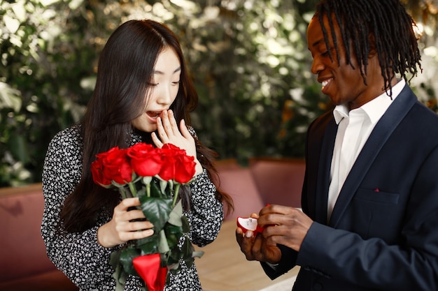 Hombre negro hizo una oferta de manos y corazones a una niña china en un café