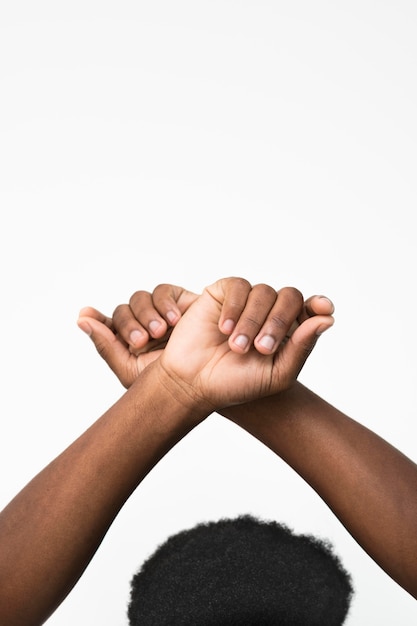 Foto gratuita hombre negro levantando las manos