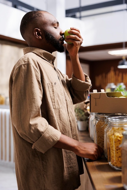 Foto gratuita el hombre negro en el mercado alimentario sostenible