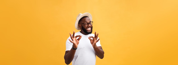 Hombre negro musculoso guapo soltero con la cabeza rapada brazos cruzados y expresión alegre