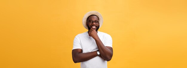 Hombre negro musculoso guapo soltero con la cabeza rapada brazos cruzados y expresión alegre