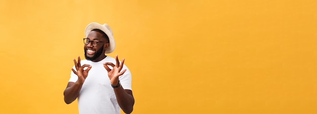 Foto gratuita hombre negro musculoso guapo soltero con la cabeza rapada brazos cruzados y expresión alegre