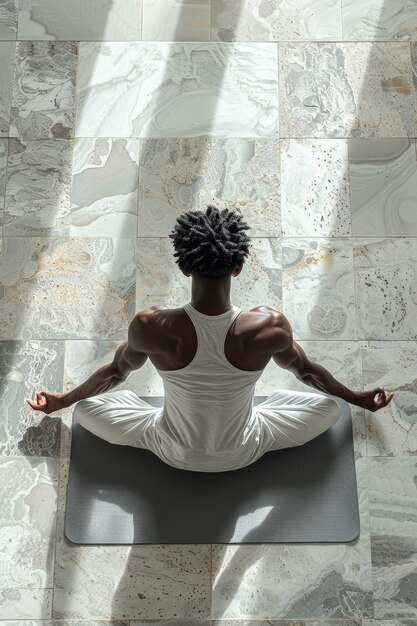 Foto gratuita hombre negro en plena sesión practicando yoga