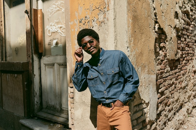 Hombre negro de tiro medio en los años 70.