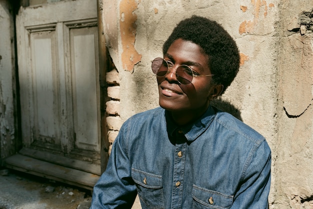 Hombre negro de tiro medio con gafas de sol