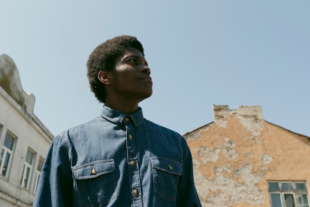 Foto gratuita hombre negro de tiro medio posando al aire libre