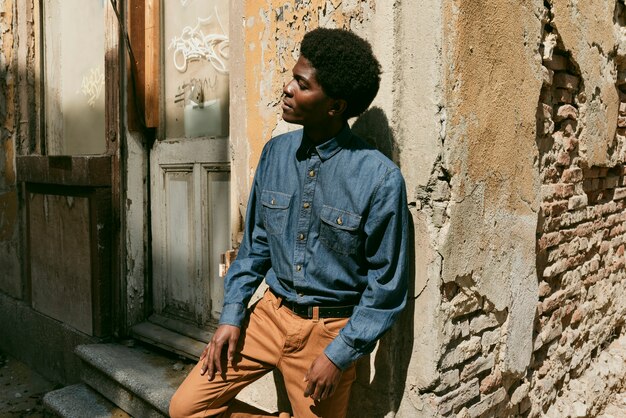 Hombre negro de tiro medio posando en los años 70