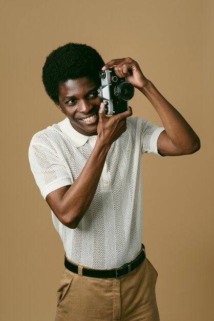 Hombre negro de tiro medio tomando fotos