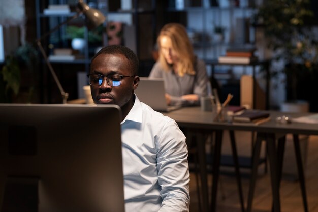 Hombre negro trabajando con una computadora