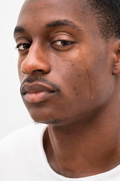 Hombre negro triste llorando