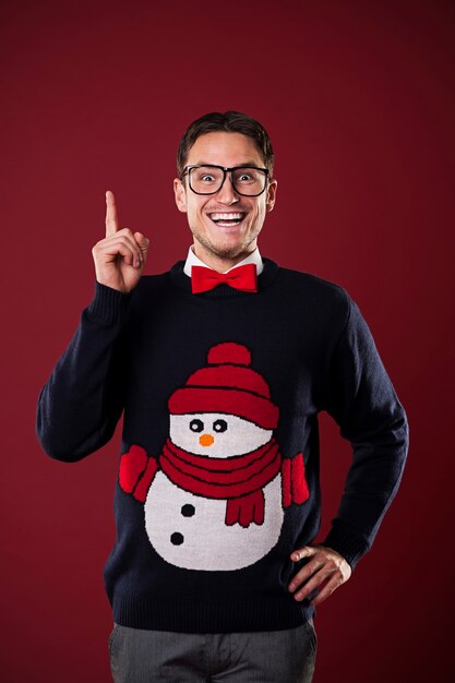 Hombre nerd divertido con suéter con muñeco de nieve tiene una idea brillante